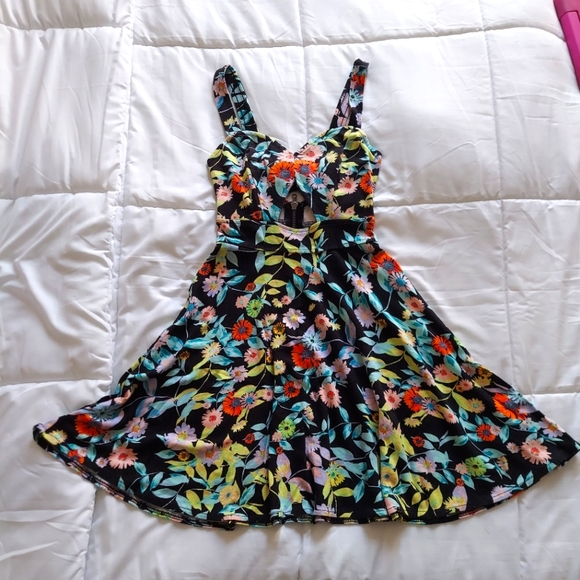 Cute Volcom floral dress - Picture 1 of 4